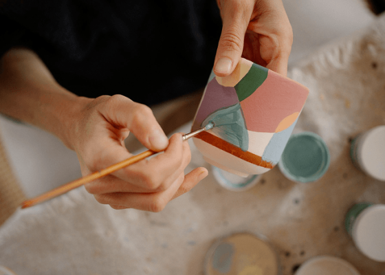 kreatív-workshopon-festi-egy-holgy-a-porcelant