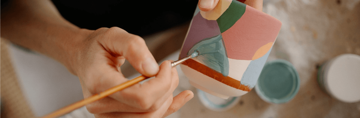 kreatív-workshopon-festi-egy-holgy-a-porcelant